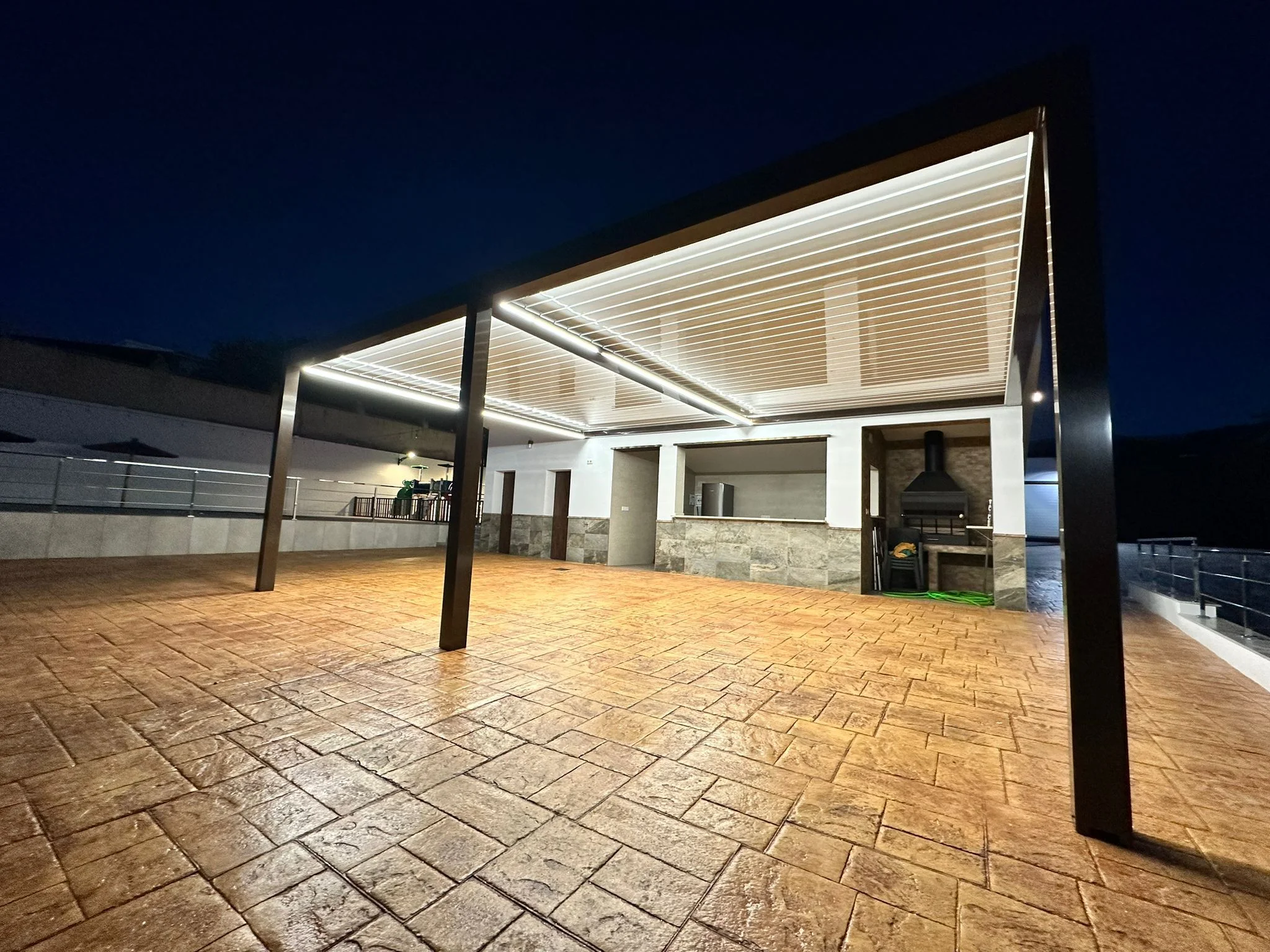 Pérgola bioclimática iluminada