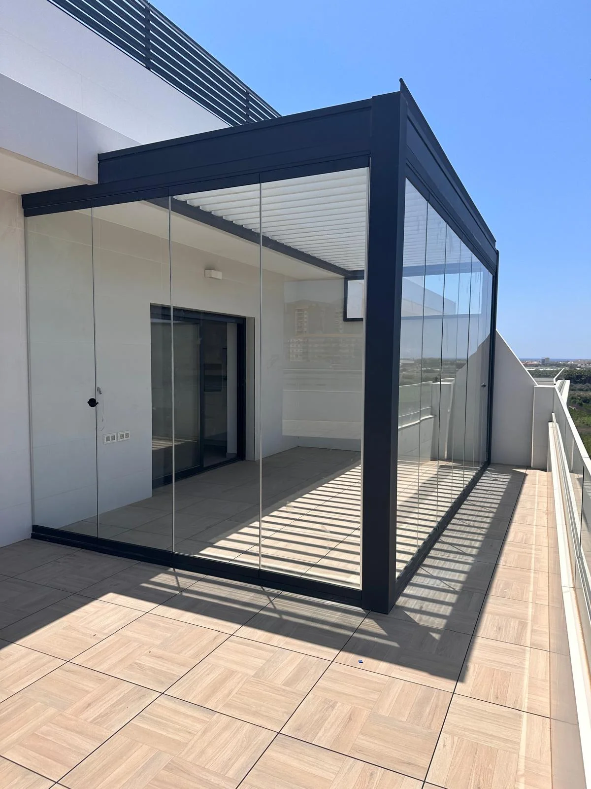 Pergola bioclimatica + cerramiento con cristal