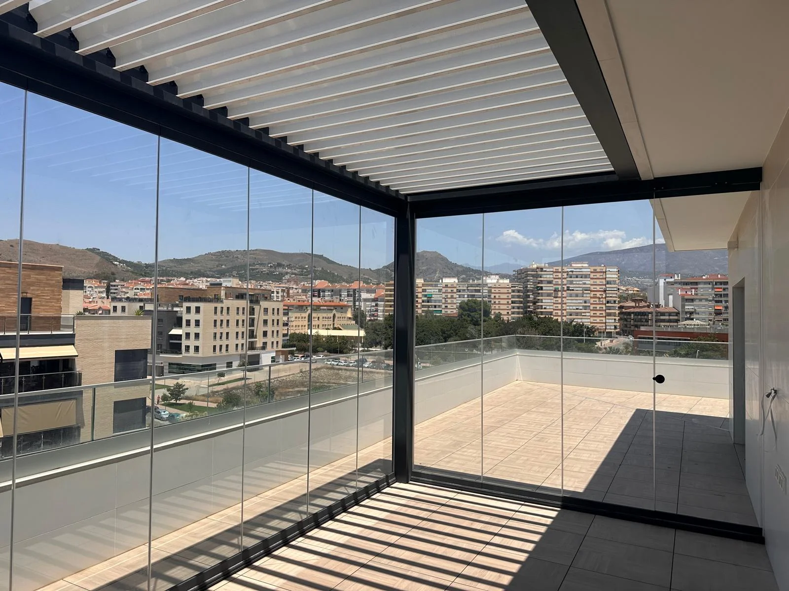 Pergola bioclimatica + cerramiento con cristal vista desde dentro